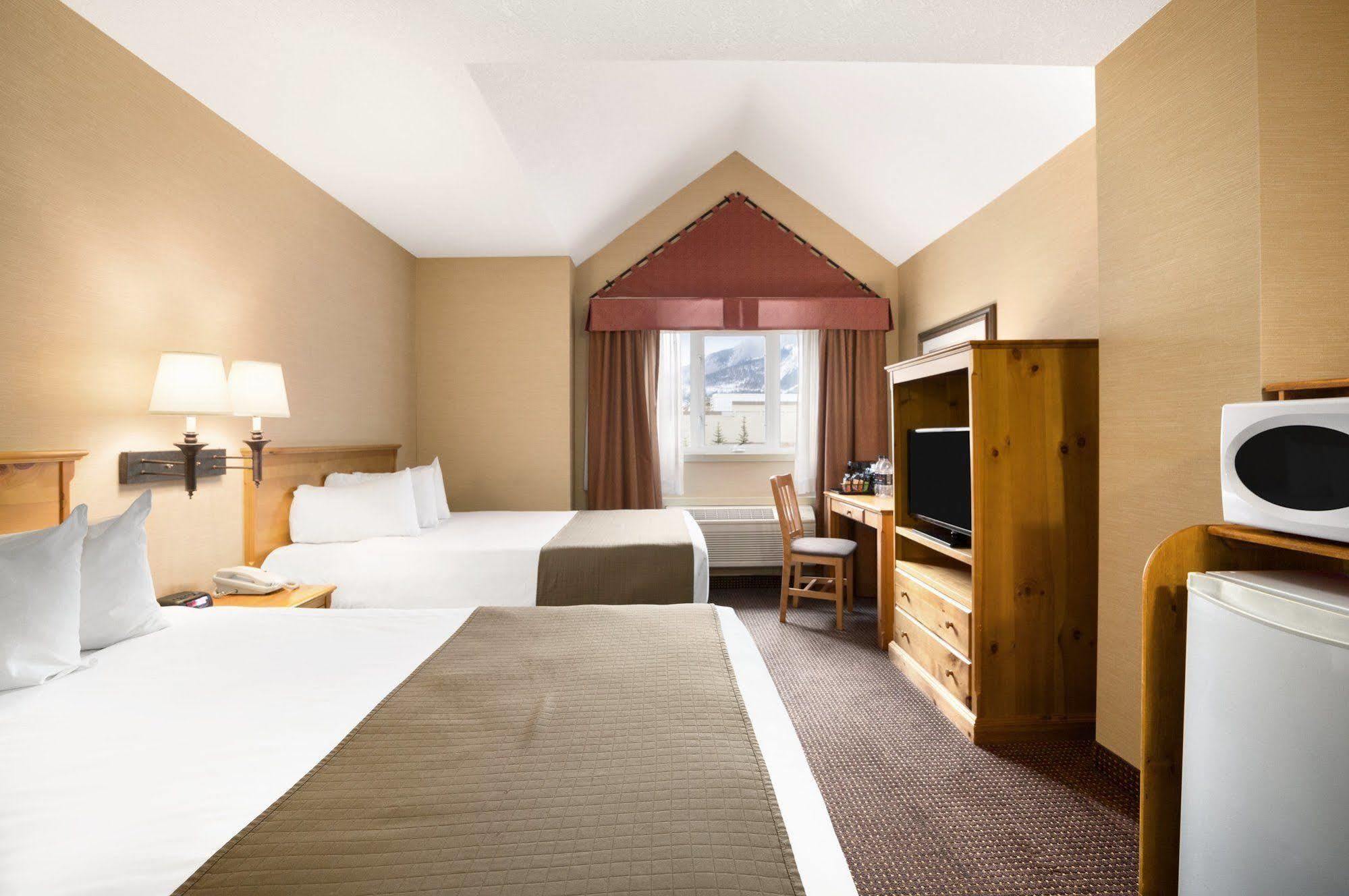 Canmore Inn & Suites Exterior foto