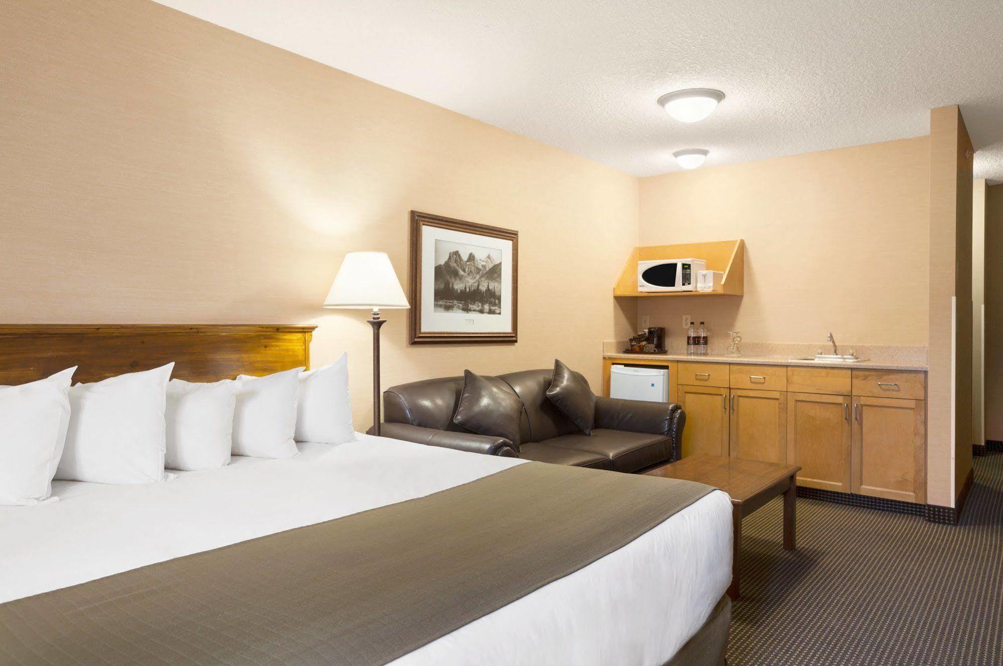 Canmore Inn & Suites Exterior foto