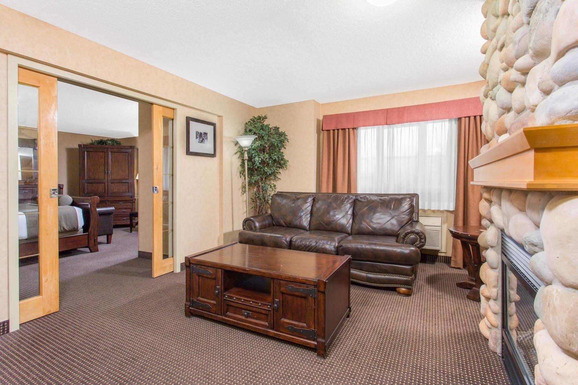Canmore Inn & Suites Exterior foto
