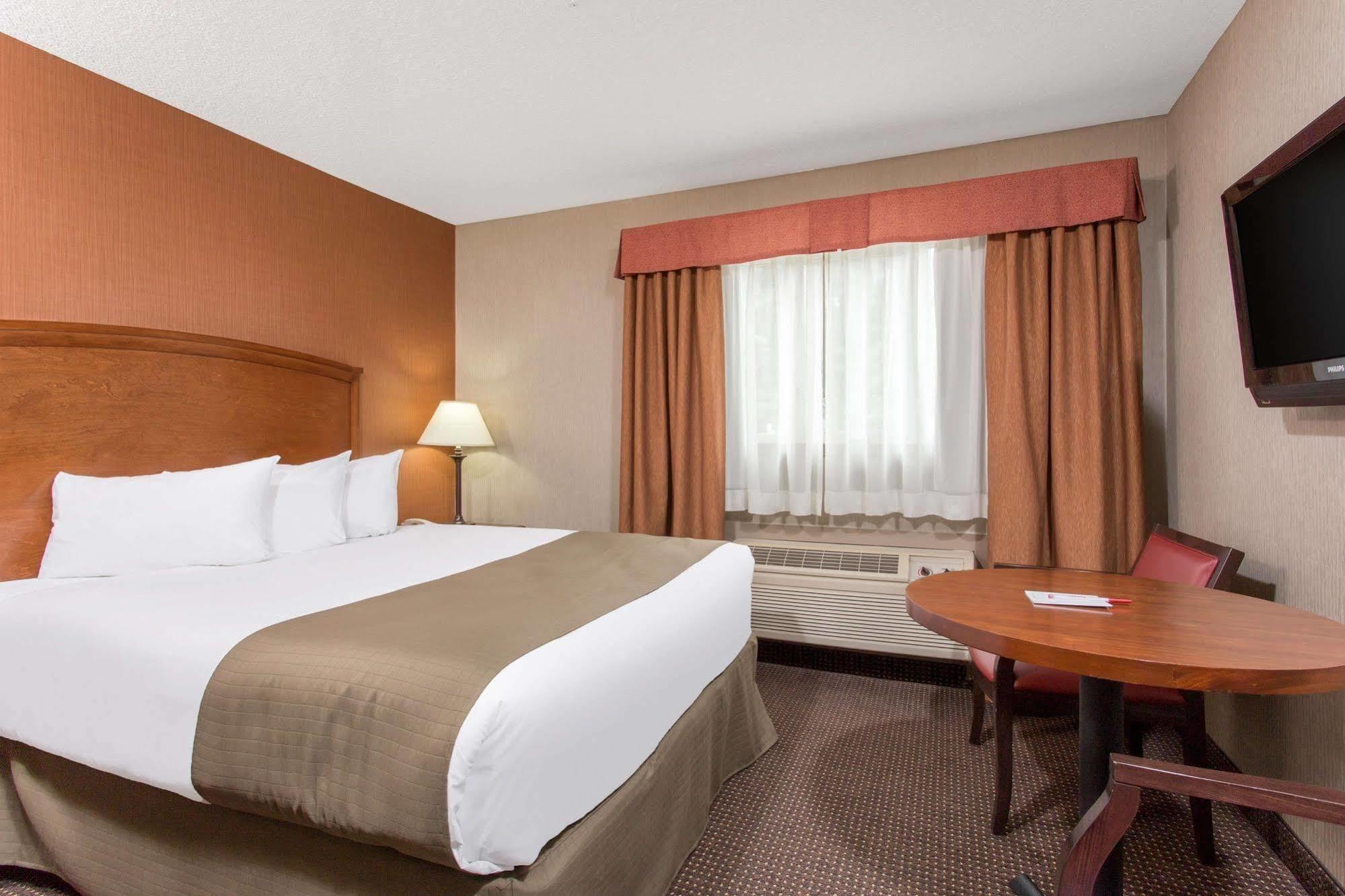 Canmore Inn & Suites Exterior foto